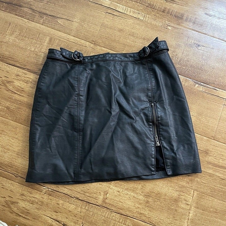 Elegant Free People Black Faux Leather Mini Skirt Lined Zip Womens Size 10 fUF6Ri1ry Zero Profit 