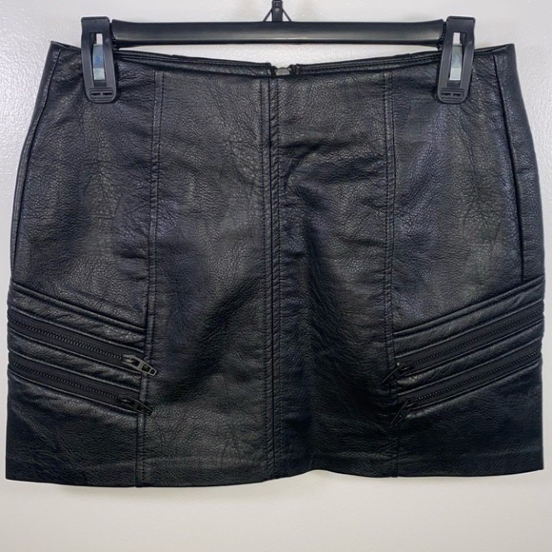 Authentic Blank NYC faux leather mini skirt size 26 bla