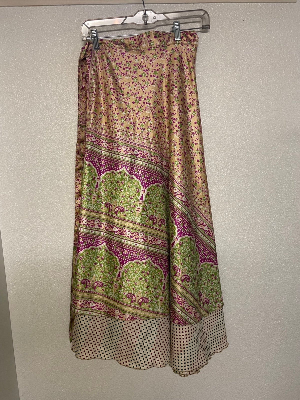 Stylish One size recycled sari wrap skirt. NWOT. Revers