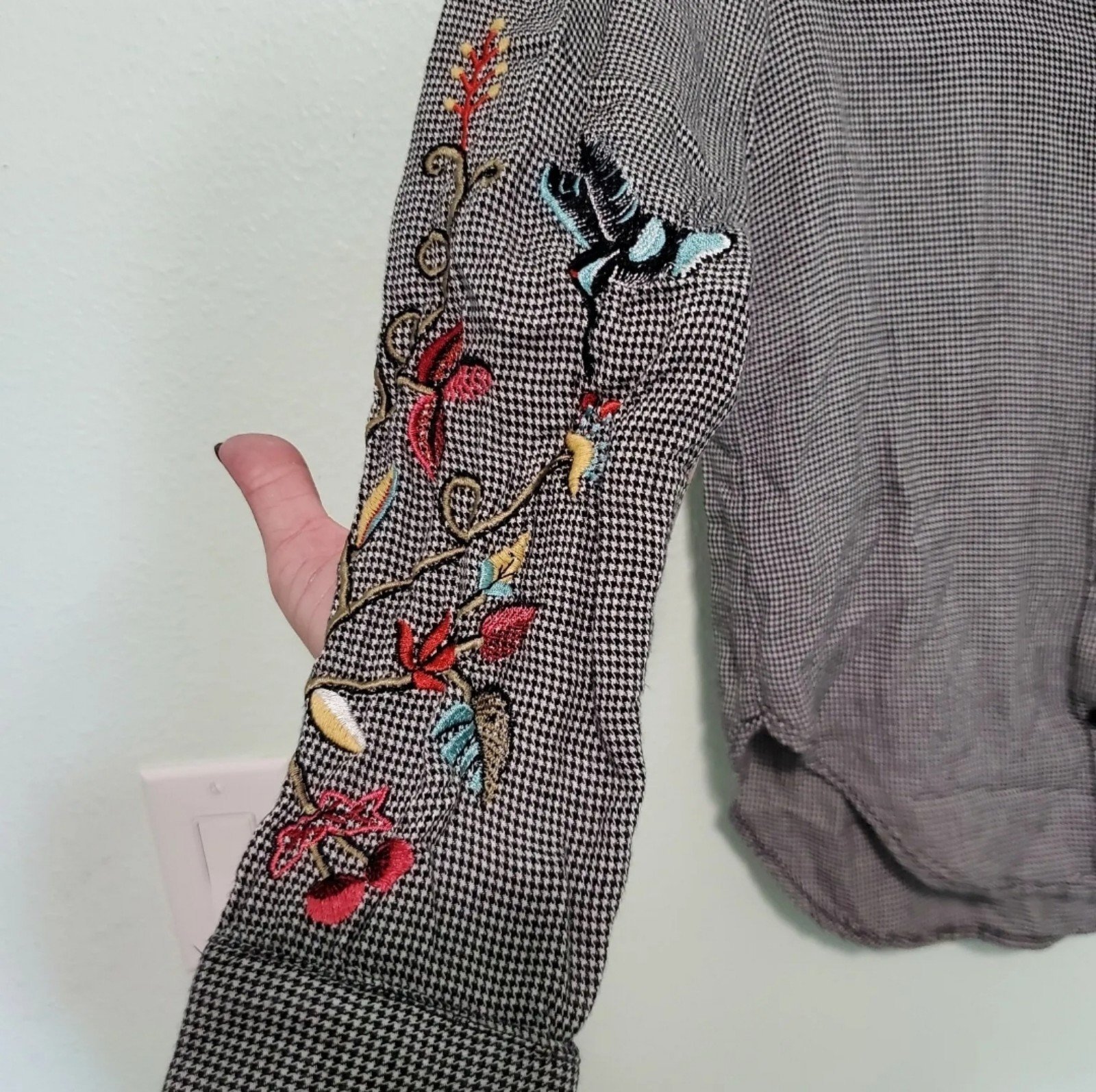 Authentic H&M • Embroidered Buttondown htOp9uW1G Wholesale