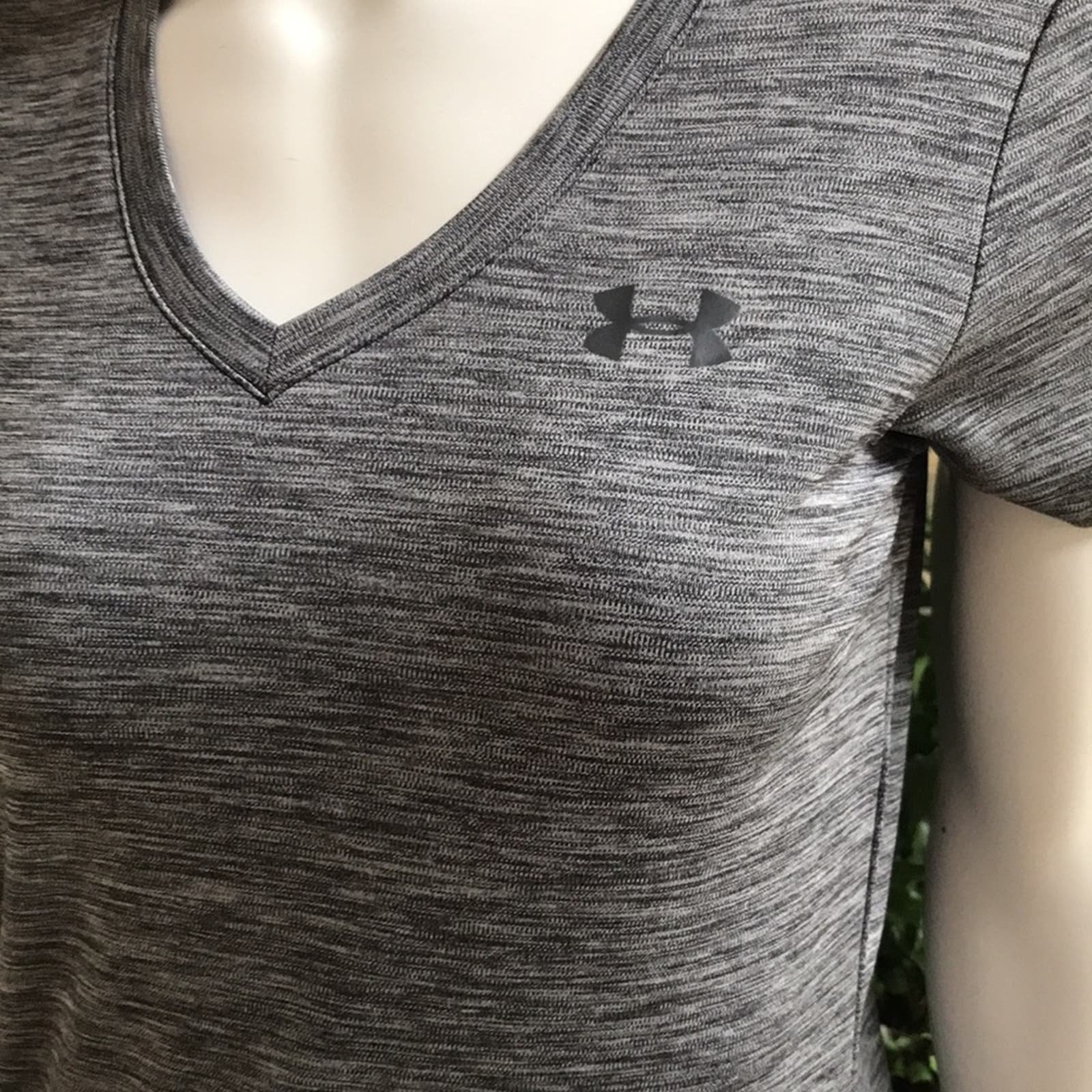 Special offer  Under Armour Loose Heat Gear Gray V-Neck Short Sleeve Shirt Women´s Size XS OVQUc9xKd all for you