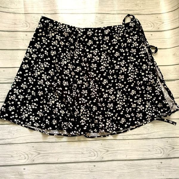 good price Rachel black ditsy floral wrap skirt-large I