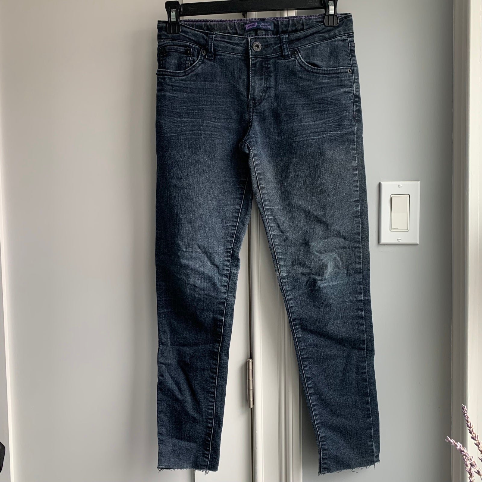Authentic Levi’s skinny jeans blackish gray waist 26” G