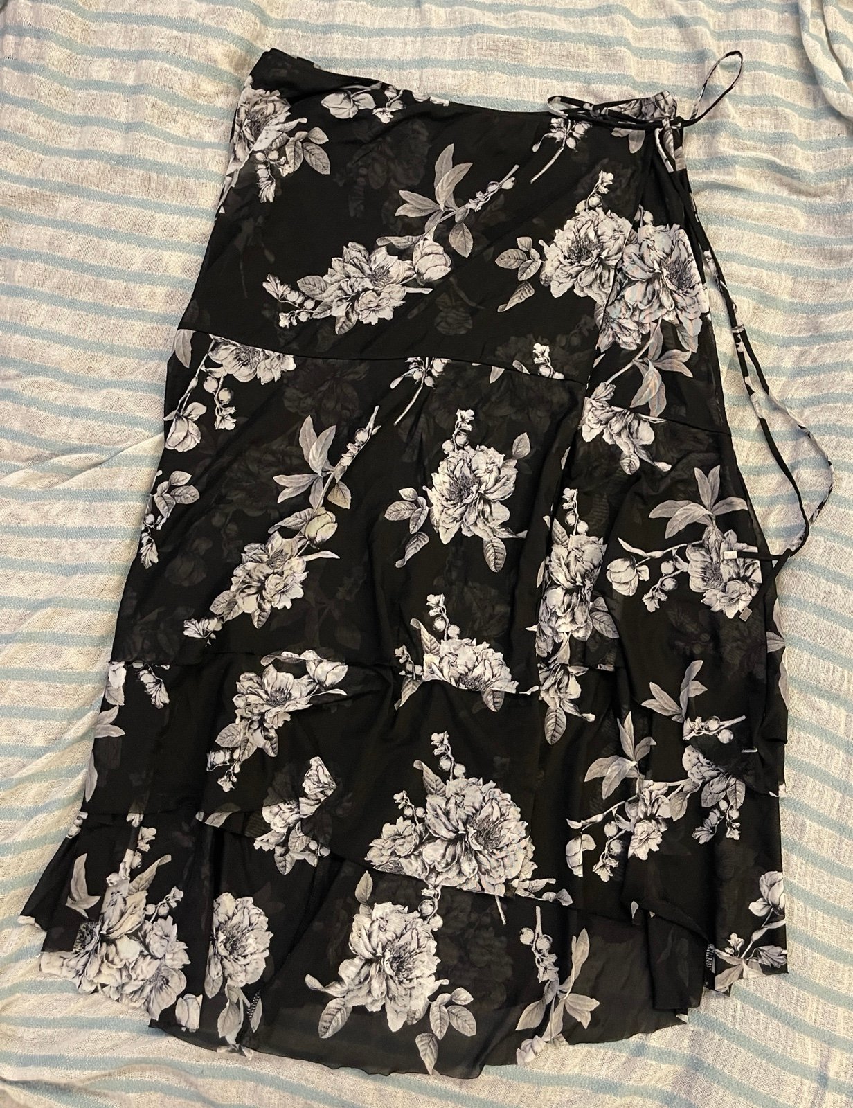 Gorgeous White House Black Market Black & White Floral Mesh Wrap Skirt - Size 16 kHywh3Pg4 well sale