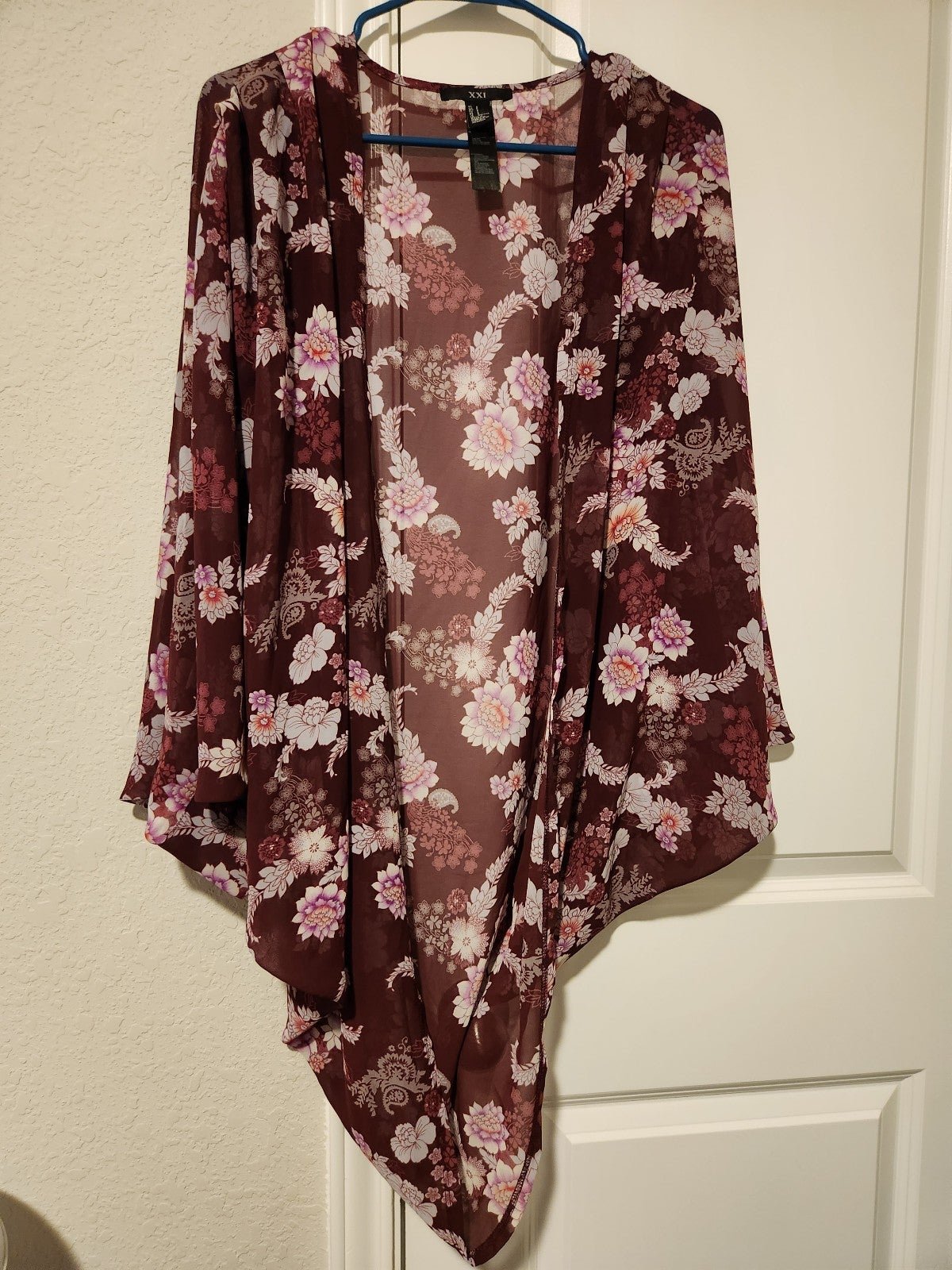 Discounted Women´s pretty floral plum-colored kimo