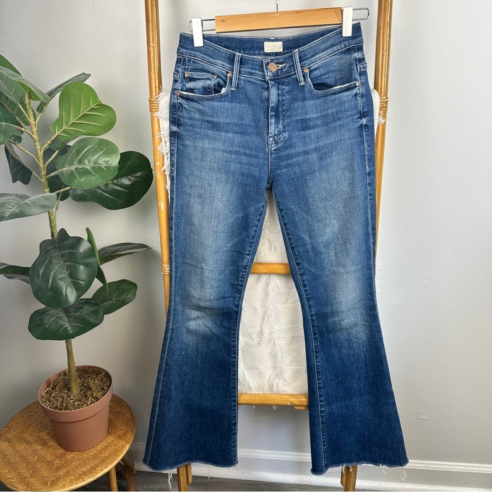 Classic Mother Weekender Fray Jeans in Groovin sz 25 Hx