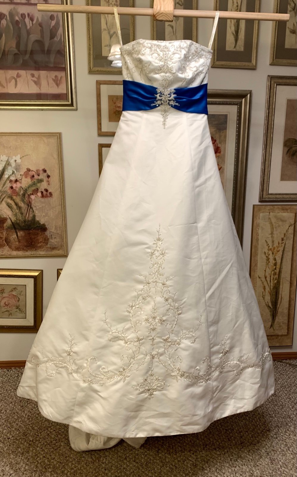 Comfortable NWT ivory royal blue accent strapless weddi