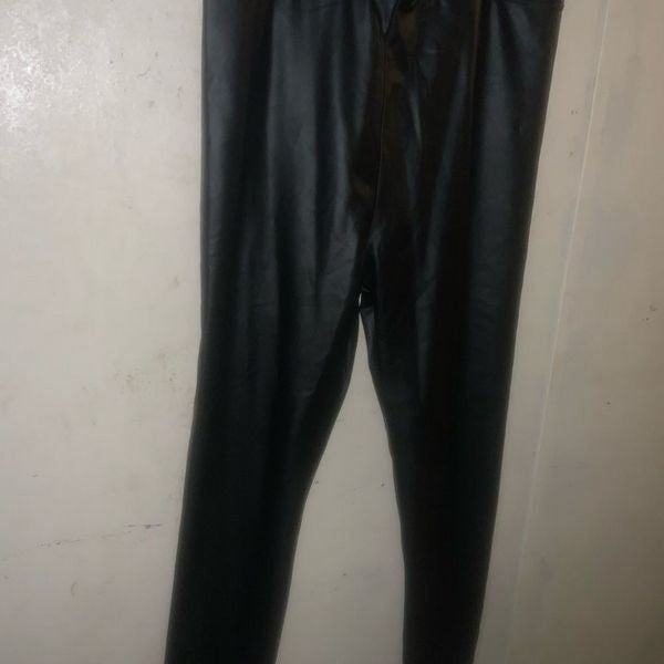 Fashion Faux leather black pants size 3X. inseam 28 inc