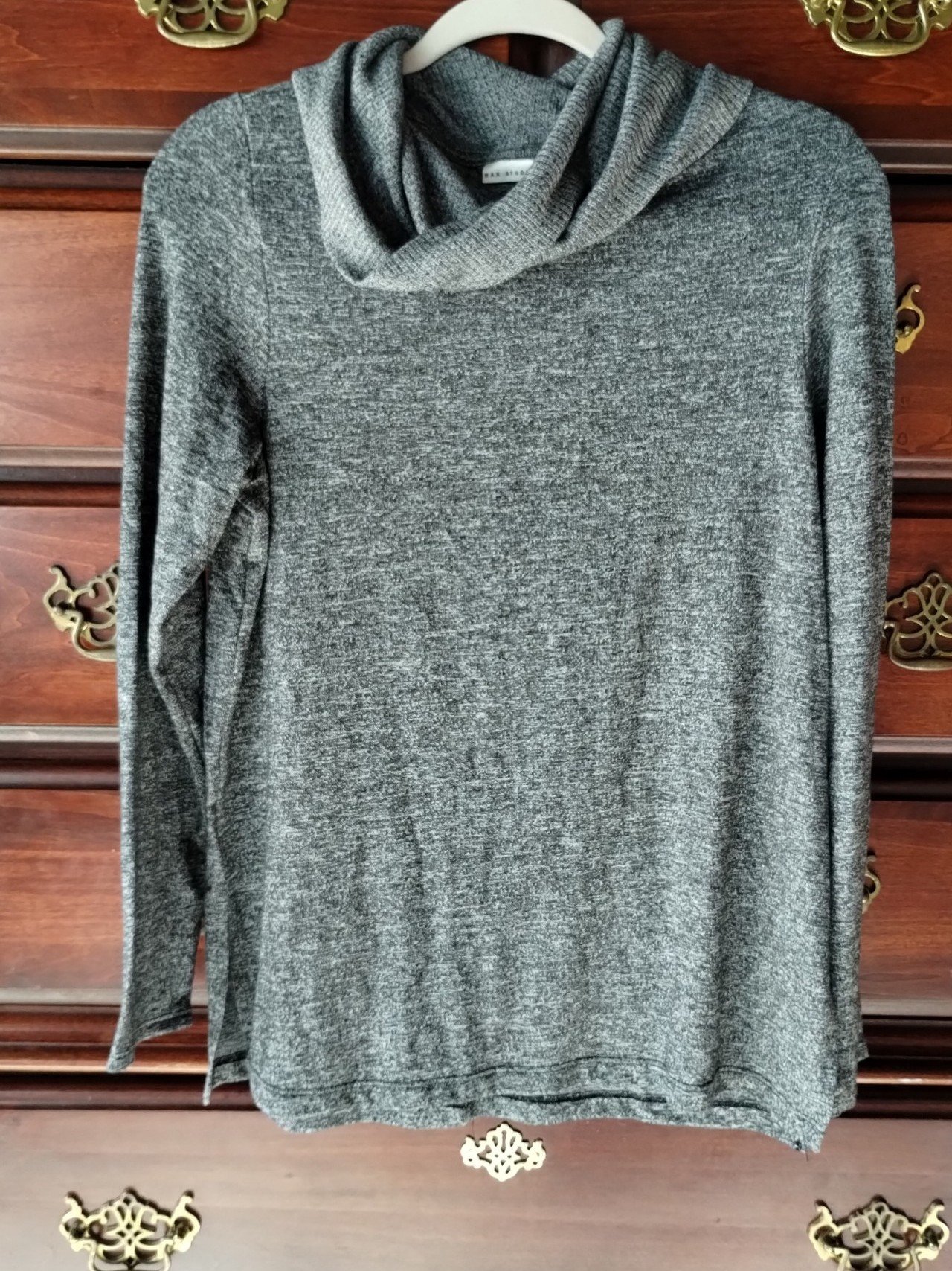 Elegant MAX STUDIO Women´s Sweater Size M Grey Lig
