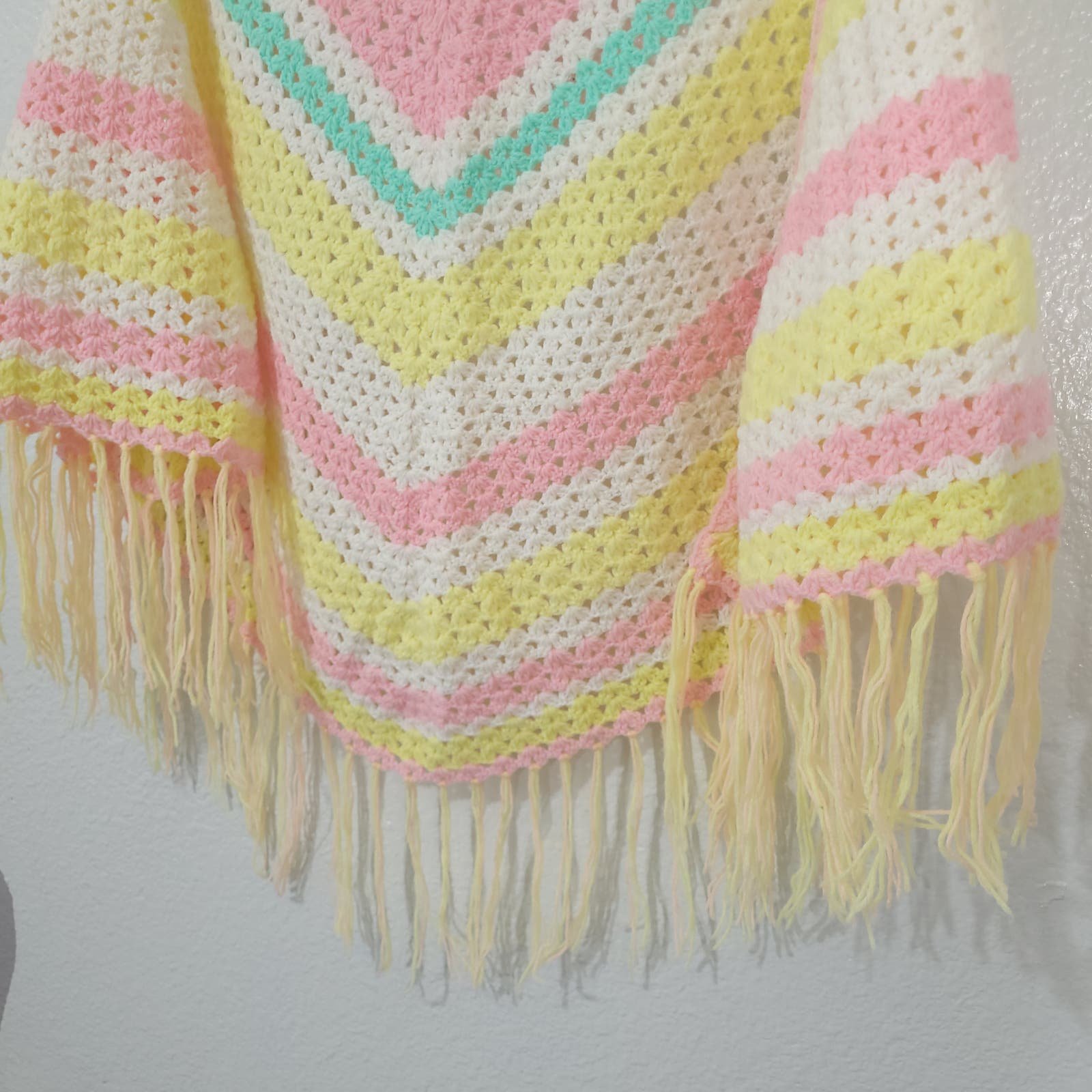 high discount Vintage handmade Shawl Poncho Wrap Womens One Size Crochet Pastel Pink Fringe JjxO7VRZp Online Shop