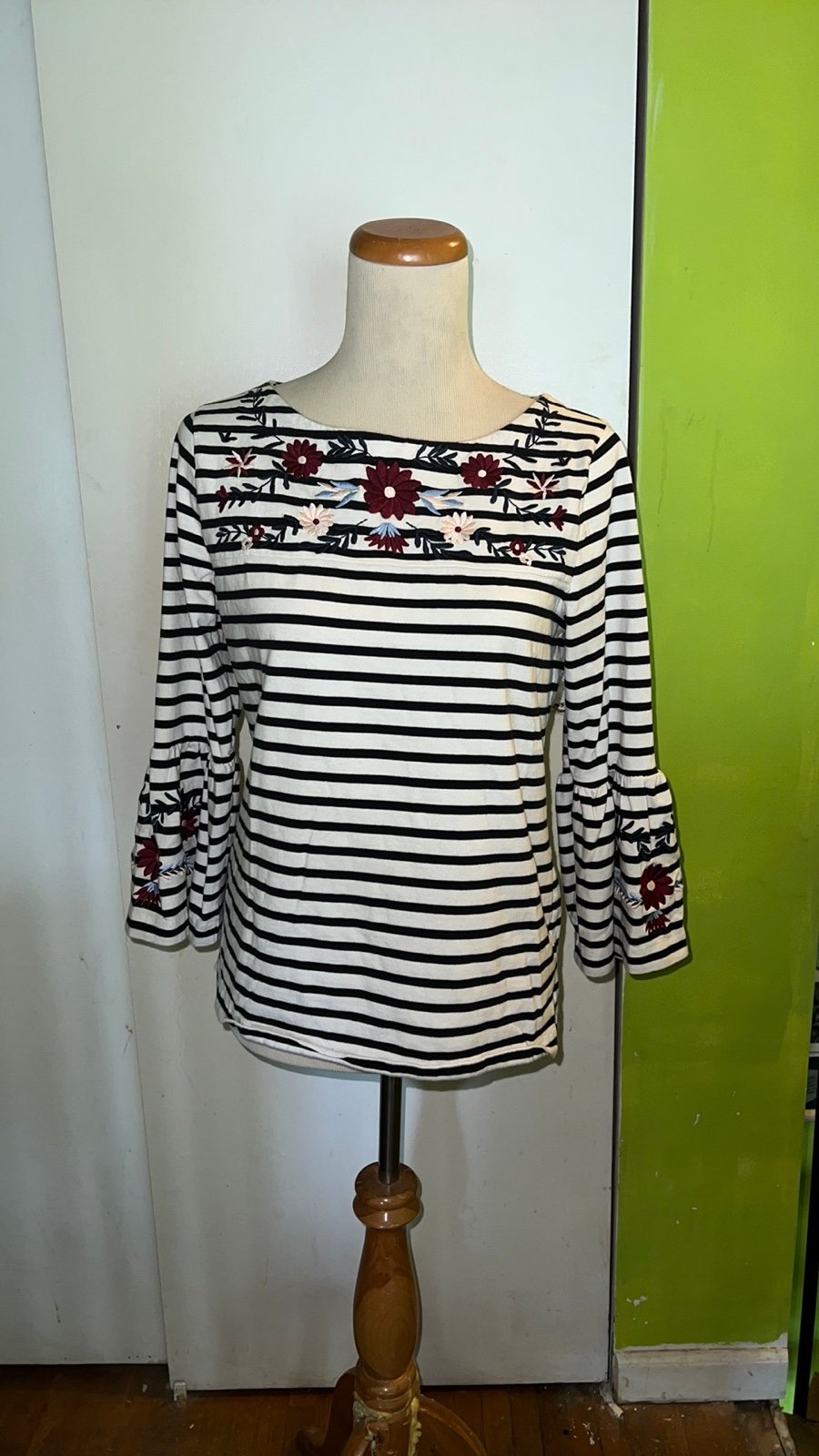 Simple J. Crew Med b&w Striped top with flowers HSO2lql