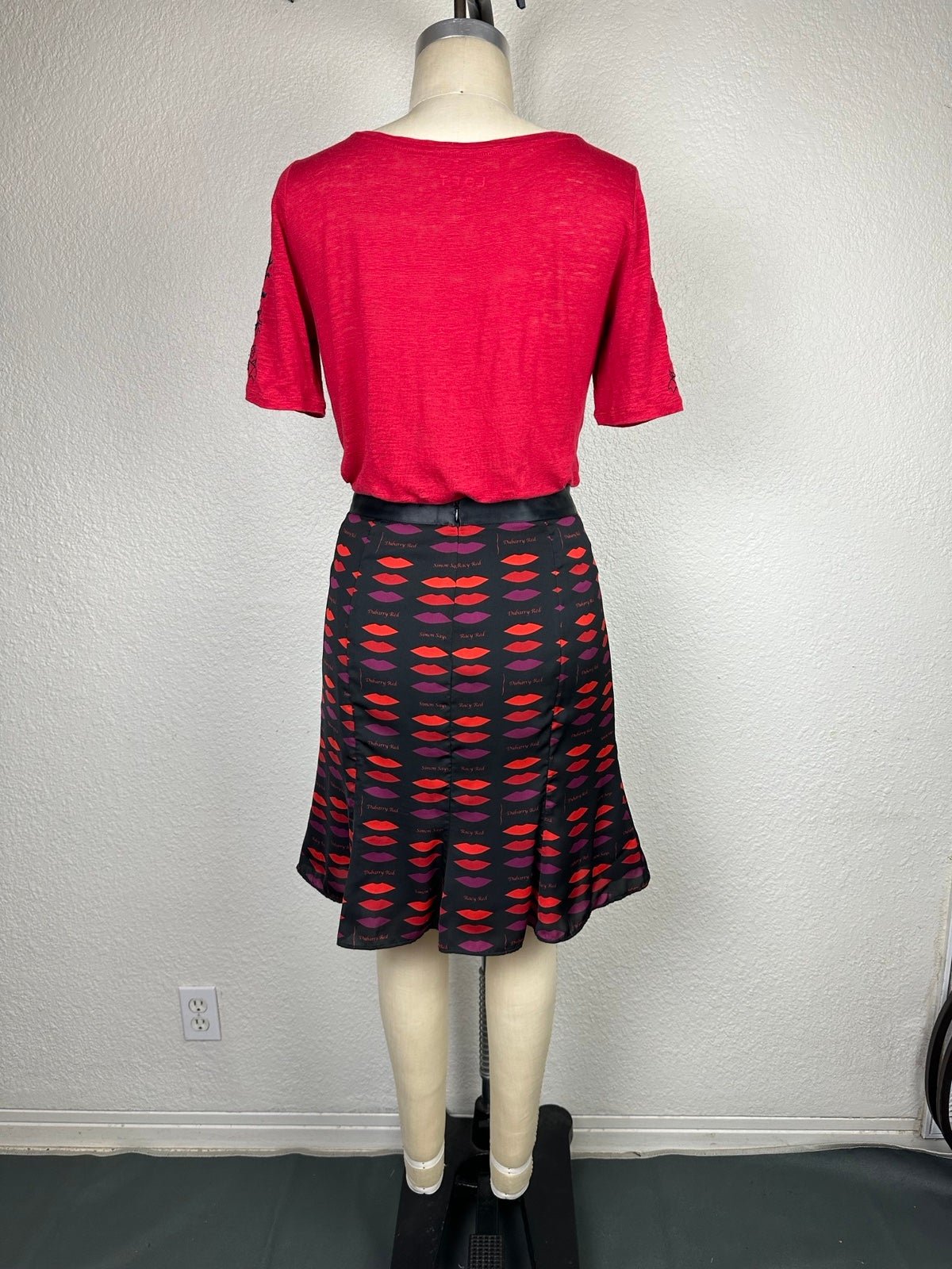 Classic Banana Republic Skirt Size 10 Black/Red Silky Fited/Flow hnq1jqQKH for sale