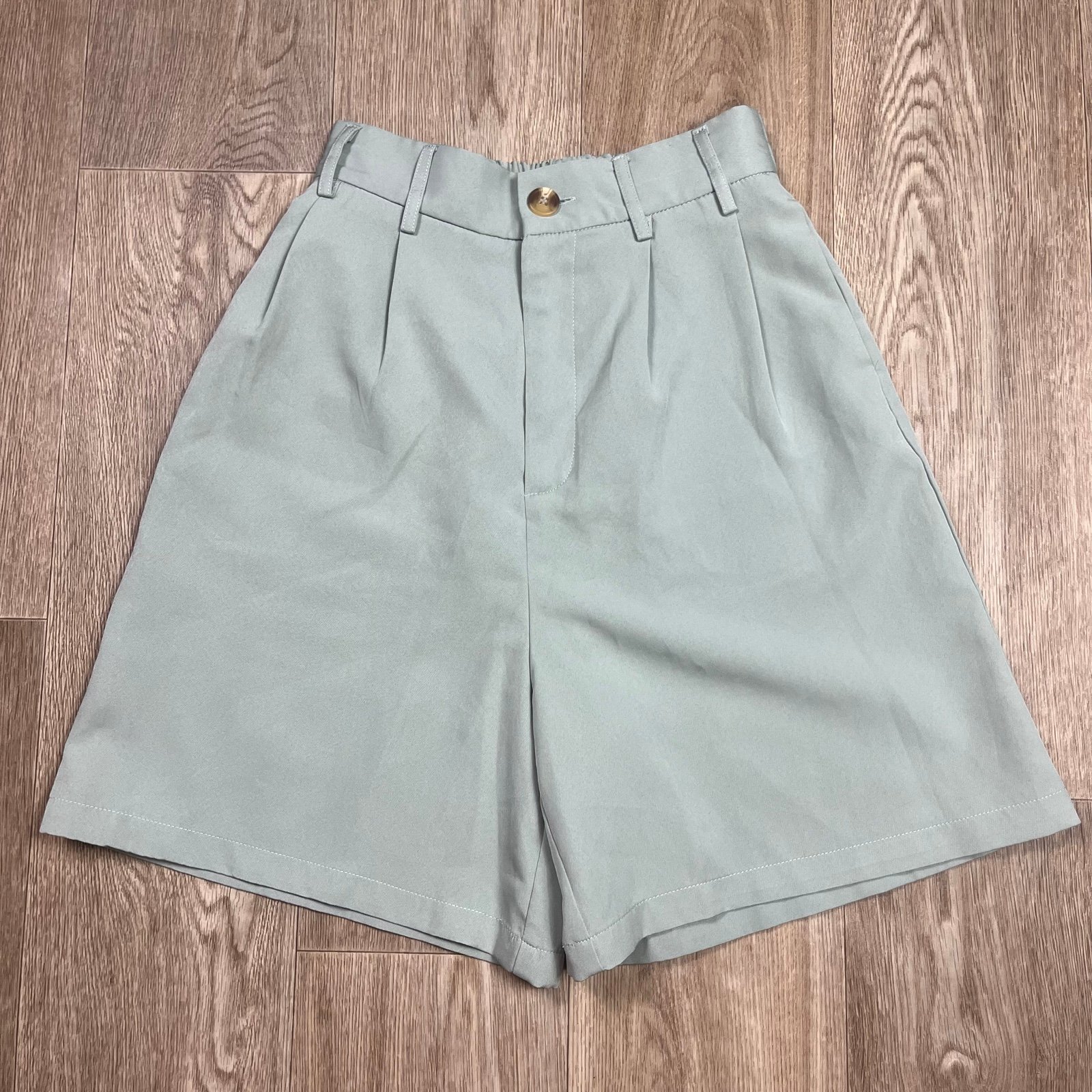 Discounted Forever 21 High waisted Pleated shorts sage 