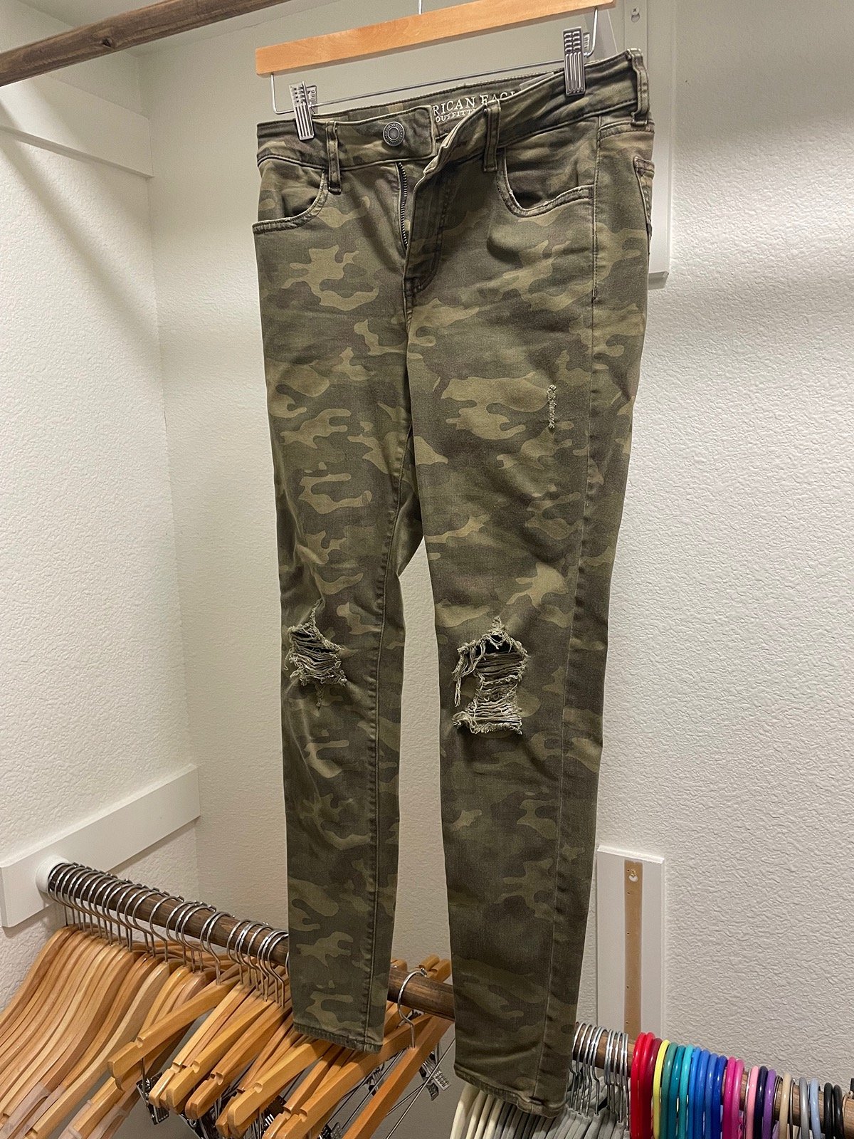 Stylish American Eagle Camo Distressed Jeans size 8 nif