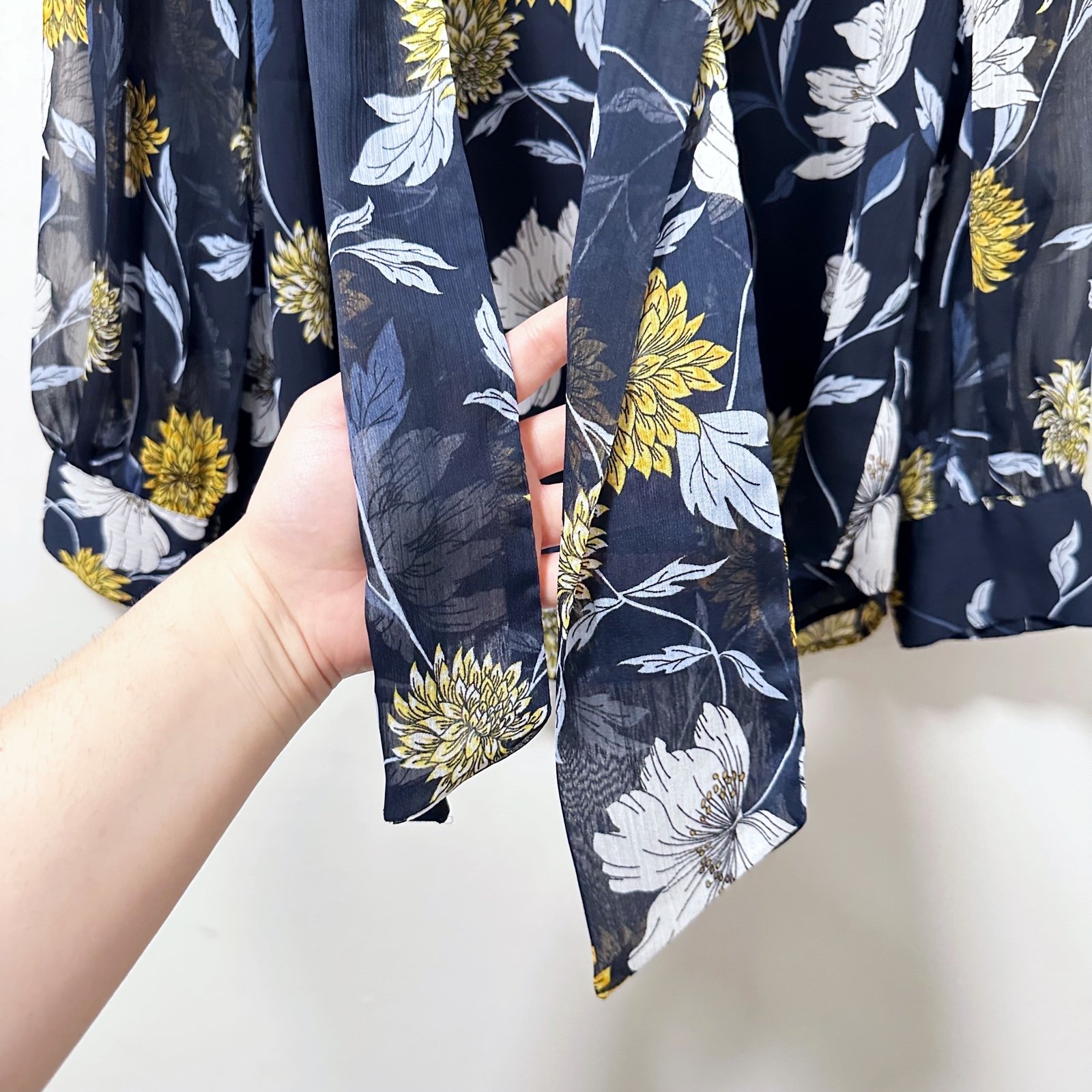 Wholesale price Ann Taylor Navy & Yellow Tie Front Flowy Floral Career Wear Office Blouse Small P7qUsnbOD well sale