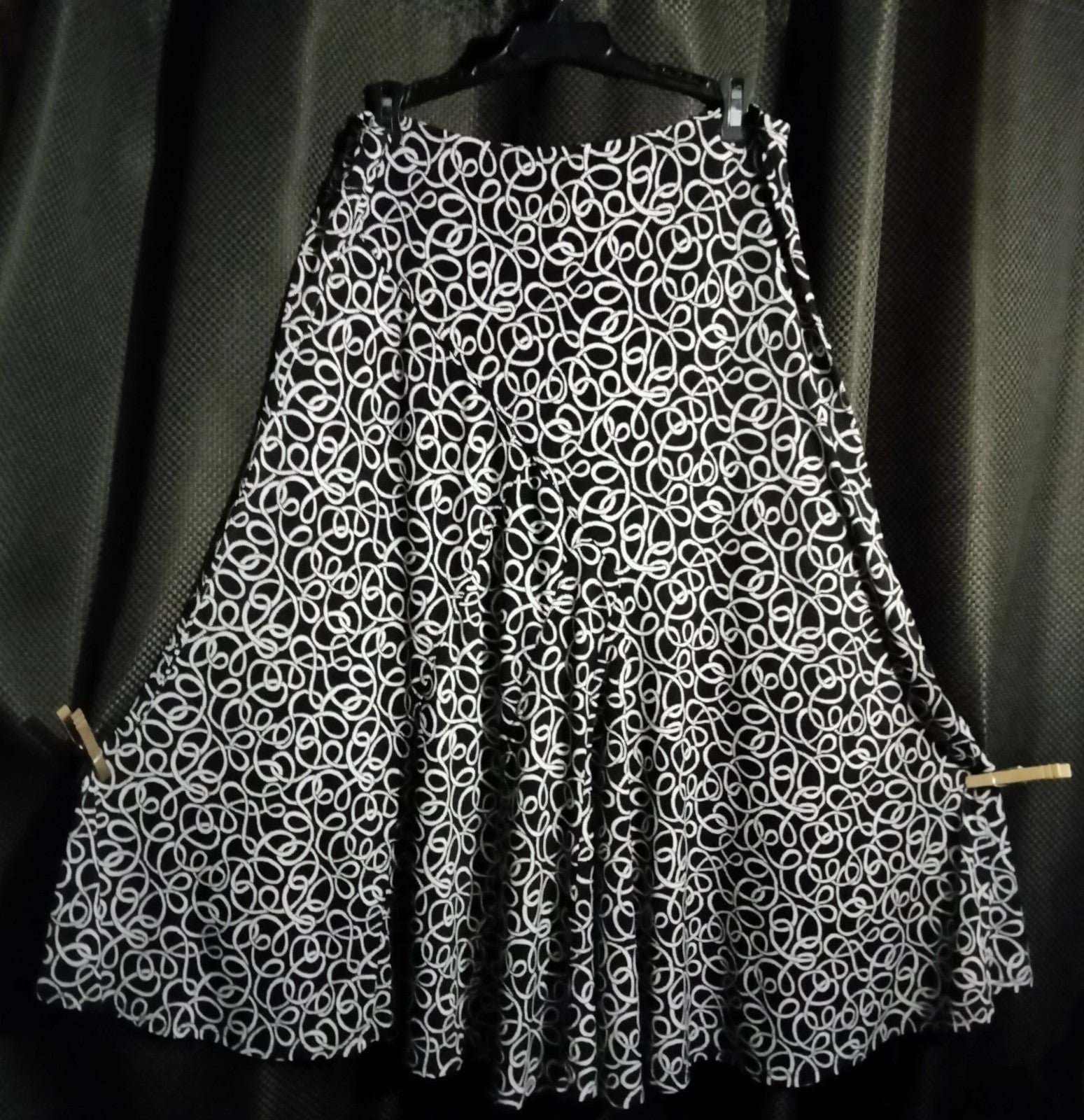 Special offer  Black and white stretch skirt waist is 3