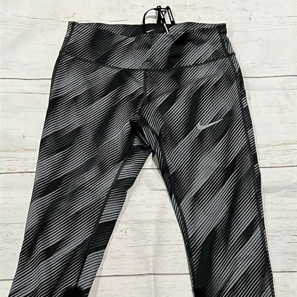 Amazing Nike black and gray cropped dri-fit leggings G3b3pvvKR US Outlet