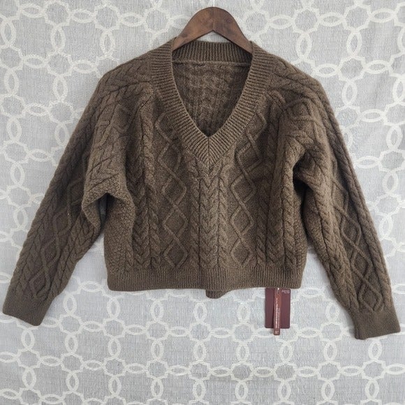 Classic New with tag OGL V Neck Knit Sweater Cropped Ar