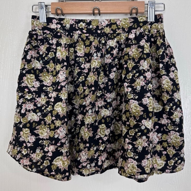 Discounted Urban Renewal Floral Skirt Women’s Size S OF