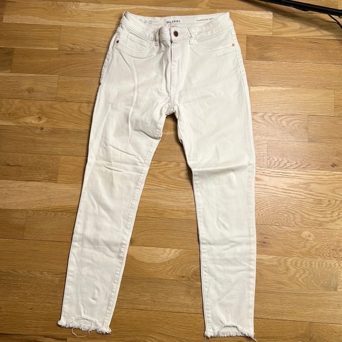 Beautiful DL 1961 Farrow Instaslim Ankle White Jeans Si