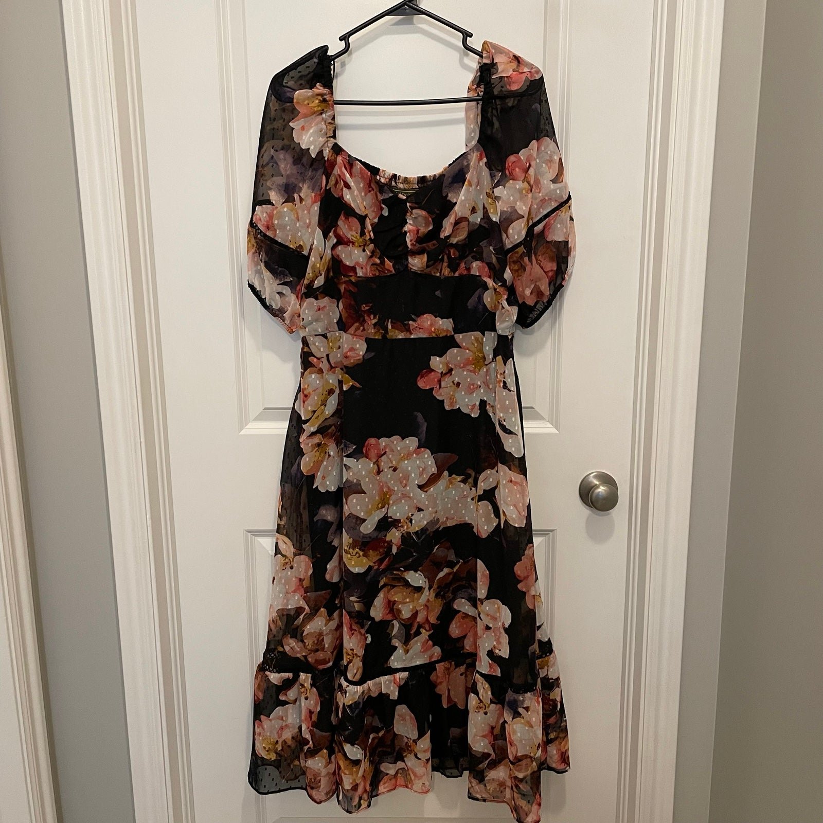 The Best Seller NWT Melonie T Short Sleeve Floral Midi 