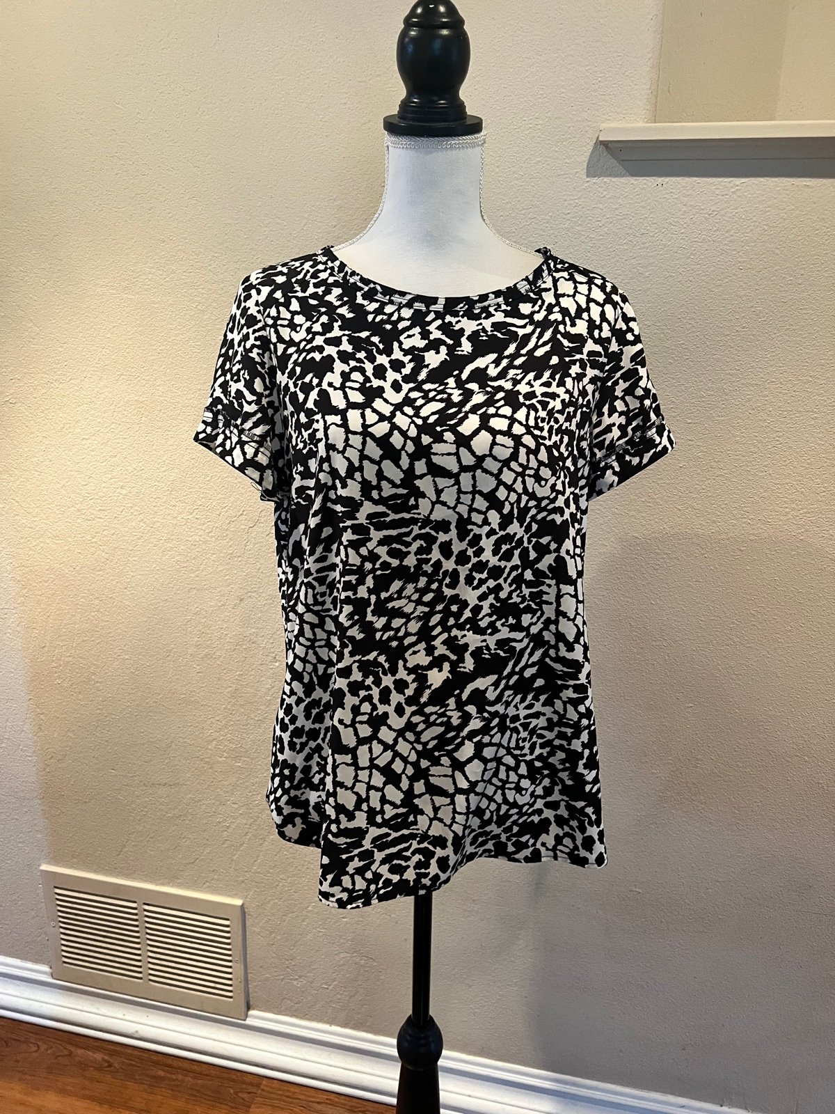 Beautiful NWOT Chicos black and white blouse size 1 IQR