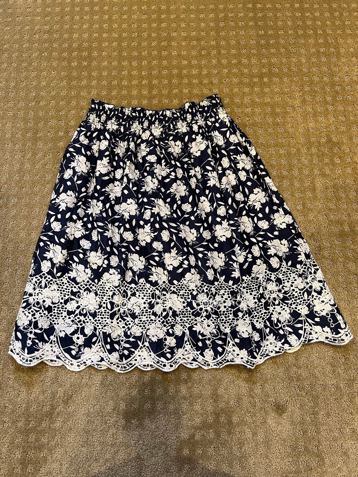 Perfect Downeast navy blue/white floral midi/knee lengt