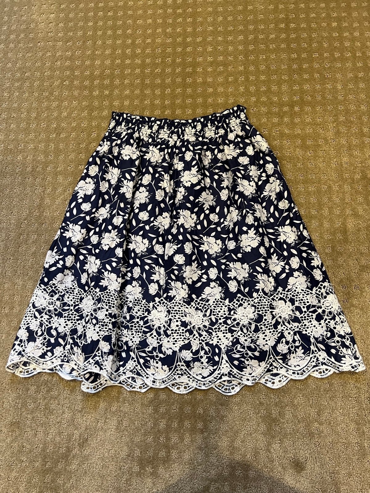 Perfect Downeast navy blue/white floral midi/knee length skirt (25” skirt), NMGo5rQSw High Quaity