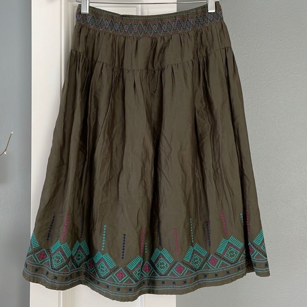 Simple Old NAVY ARMY GREEN MIDI SKIRT WITH EMBROIDERY, 