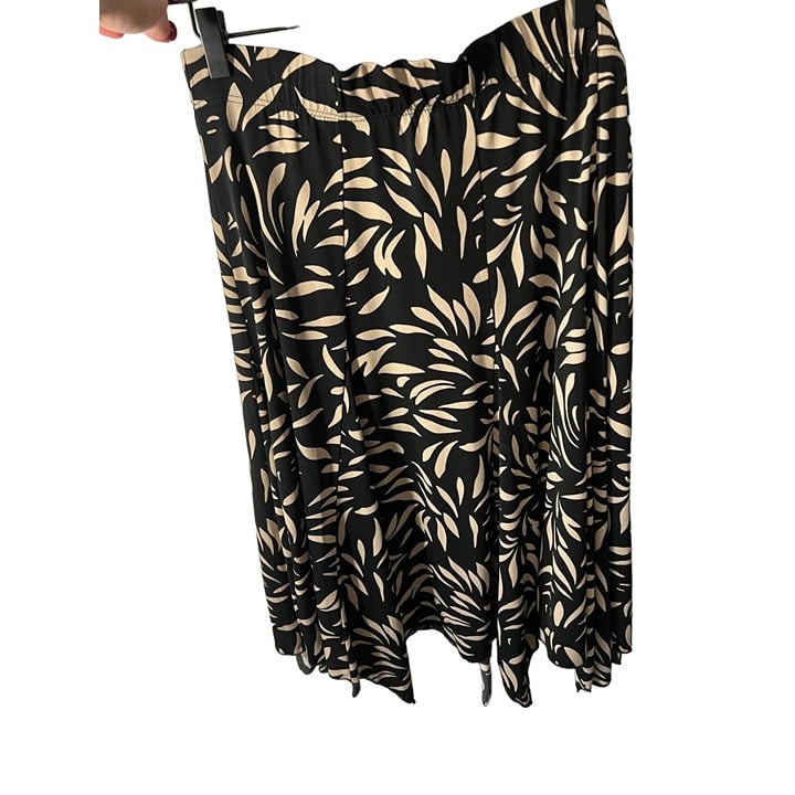 Elegant chico´s tan and black silky soft skirt siz